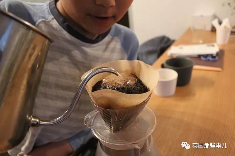 一岁儿子太黏妈妈,爸爸想出制胜奇招,这画风也太鬼畜了吧!