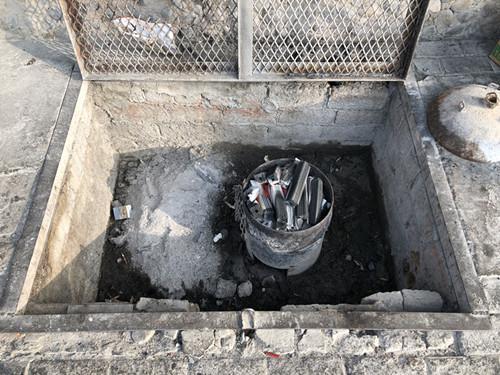 烧烤店人行路上挖坑烧炭 一旦失足后果不堪设