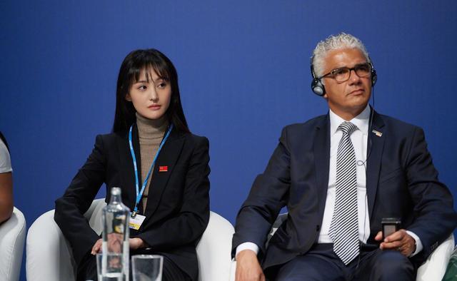 郑爽联合国发言一身正装又美又飒父亲郑成华发文为女儿骄傲