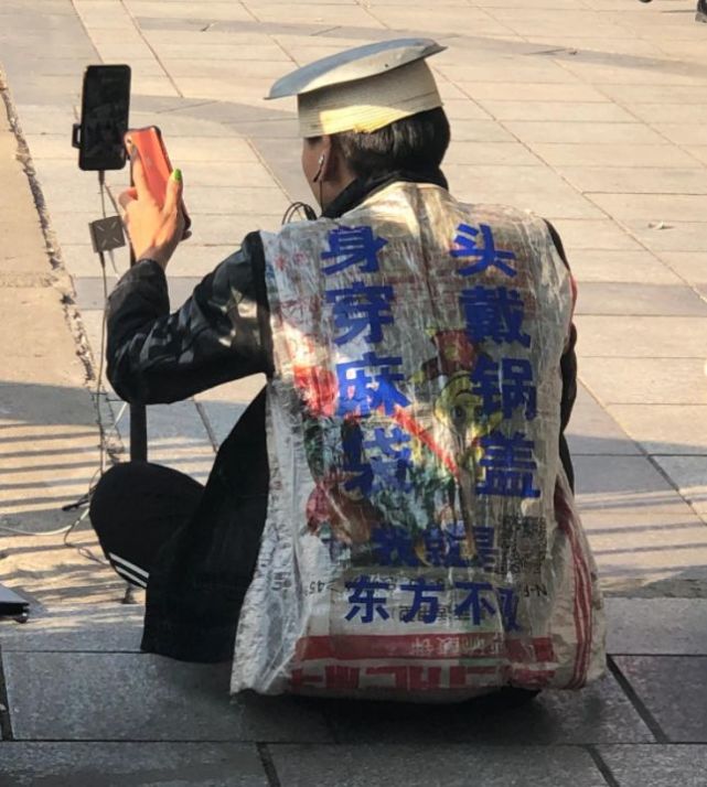 邵阳街头男子身披麻袋,头戴锅盖,自称是东方不败
