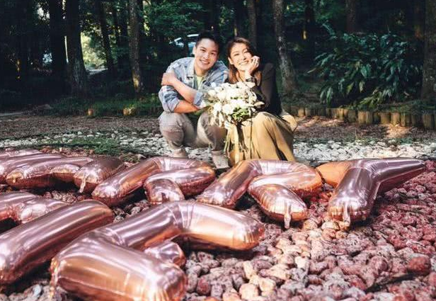 许孟哲赵孟姿晒结婚登记照,宣布结婚喜讯,一脸甜笑!