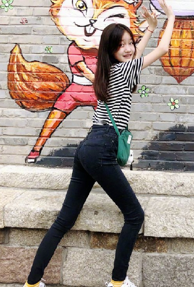 纪姿含的坐姿火了外出穿千鸟格裤还凹出了括号腿