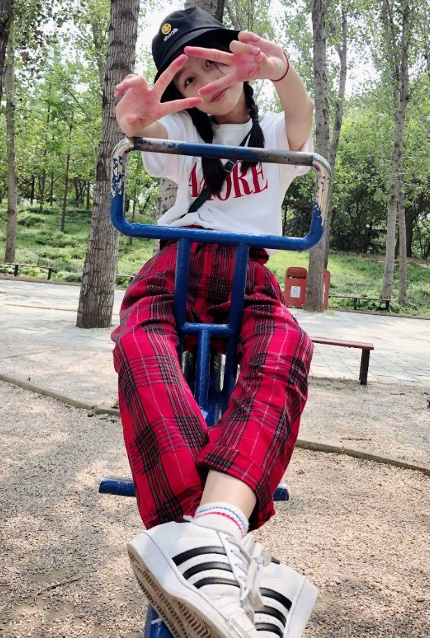 纪姿含的坐姿火了,外出穿千鸟格裤,还凹出了"括号腿"