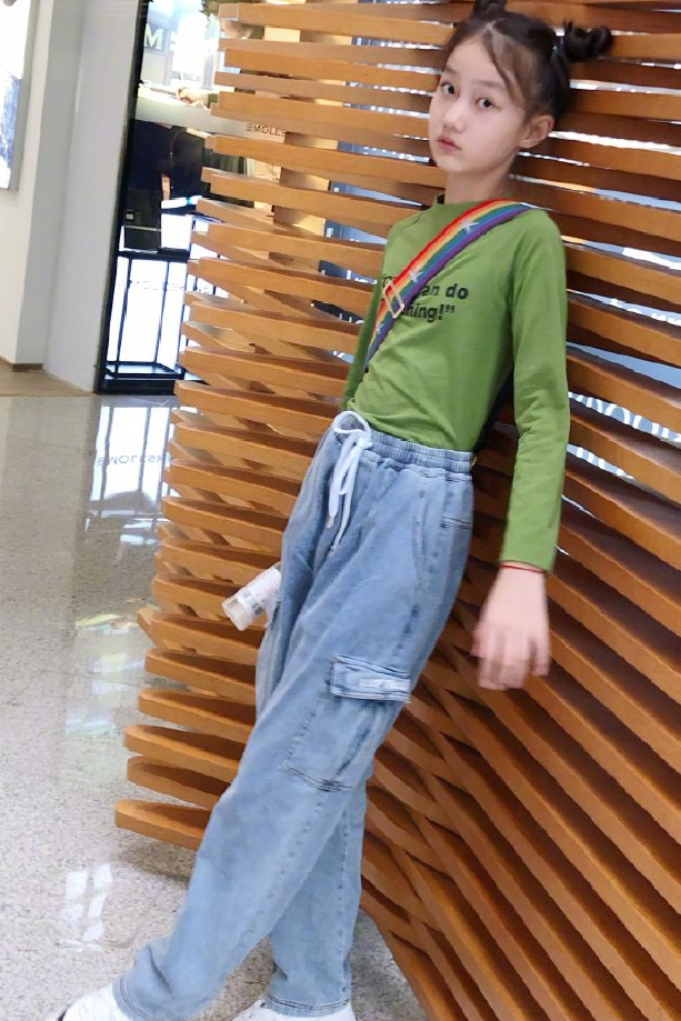 纪姿含的坐姿火了外出穿千鸟格裤还凹出了括号腿