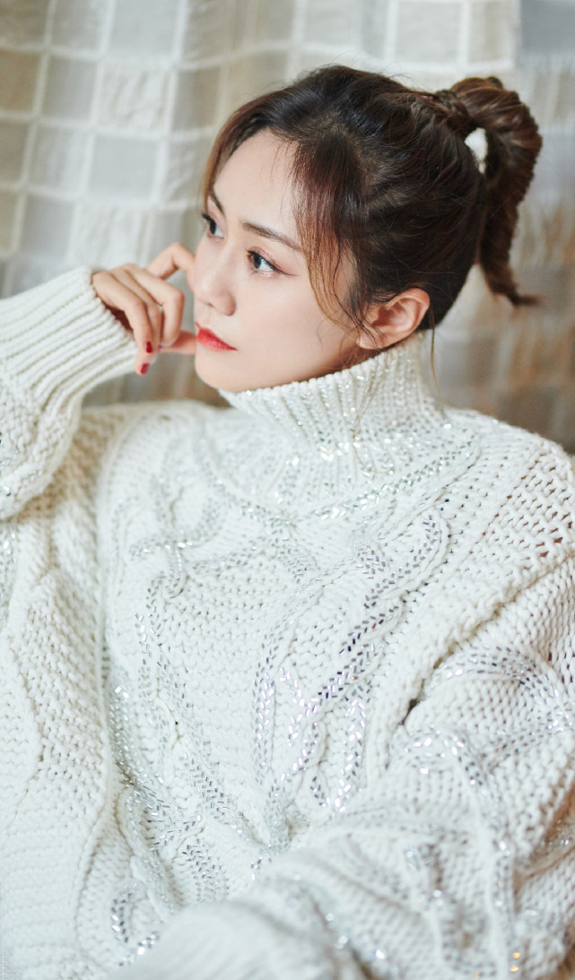 刘芸 白色毛衣美图 清新淡雅
