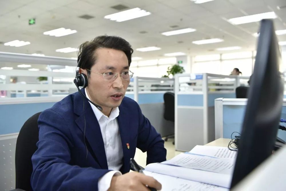 "曾赞荣仔细聆听,做好答复,一边认真记录市民热线反映的问题.