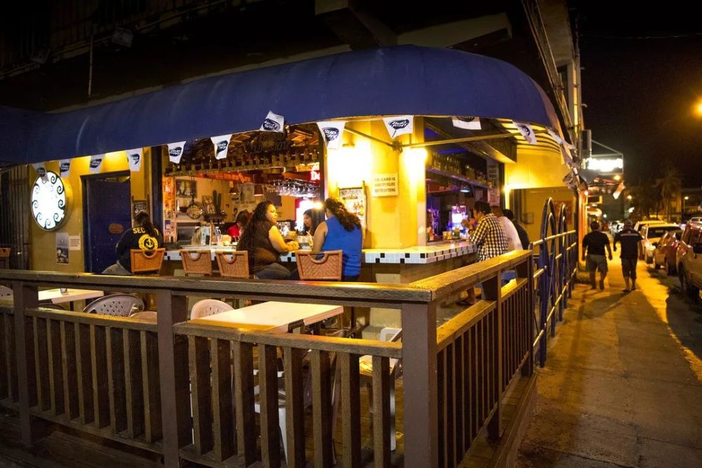 门前巨大的斯芬克斯雕塑已经成为加拉班的标志性建筑之一,寻求夜生活