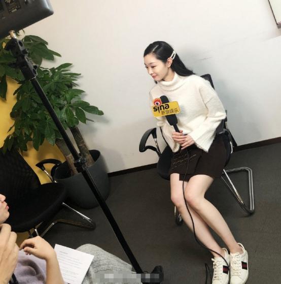 而是宋轶在接受采访时候的坐姿,宋轶虽然在脚下踩着一双白色的运动鞋