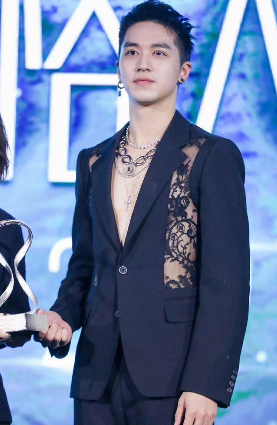 有种"媚"叫许魏洲穿西装,前后蕾丝点缀,性感起来就没女星什么事了!