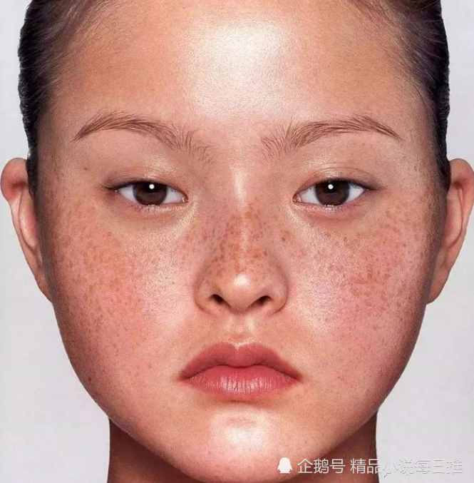 个整个人神采奕奕,而嘴角下垂的人怎么开心都是一副别人欠他钱的感觉