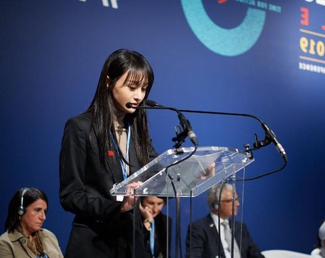 郑爽联合国发言一身正装显干练精英范大胆说中文太给国人长脸