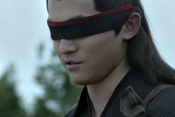 庆余年五竹叔在花絮露脸了旁边有人在读剧本摘眼罩也很帅