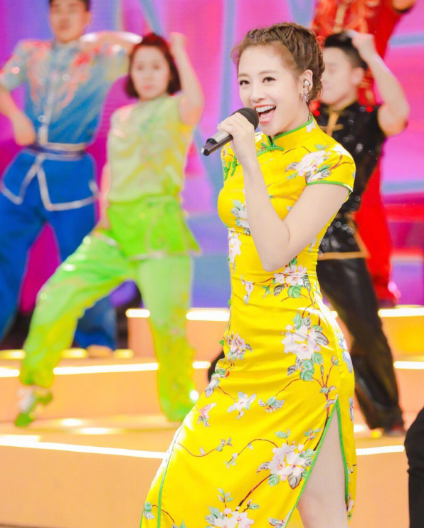 鬼鬼吴映洁,魅力舞台照,明黄色旗袍在身光彩夺目