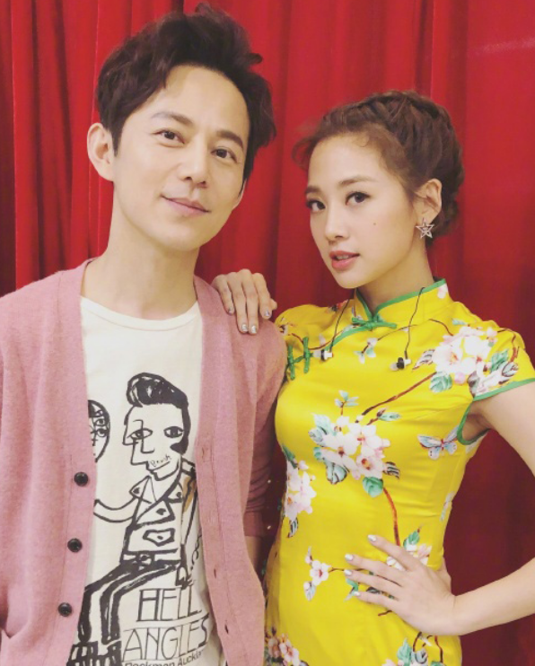 鬼鬼吴映洁,魅力舞台照,明黄色旗袍在身光彩夺目