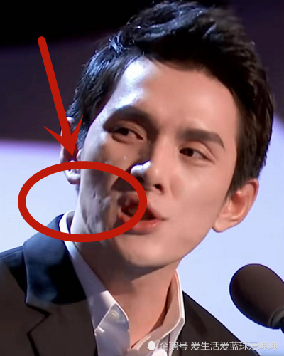 李佳琦直播忘开滤镜,粉丝疯狂截图,离开美颜后的脸坑坑洼洼太现实