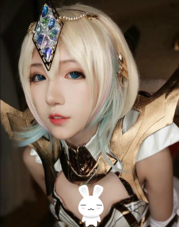 不过最显眼的莫过于腐团儿头上的那一颗巨大的宝石