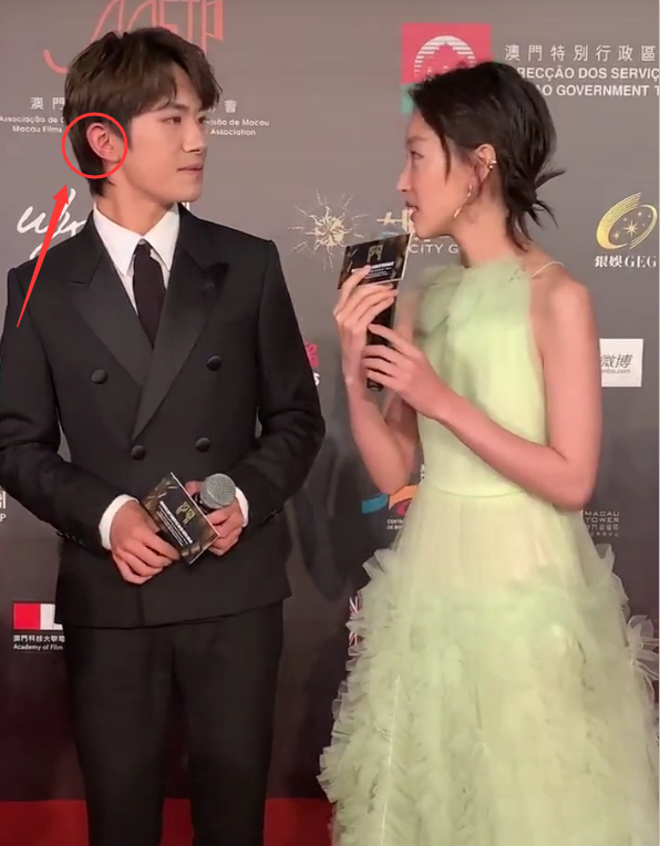 易烊千玺突然被周冬雨夸奖扭头刚好对上眼千玺耳朵通红