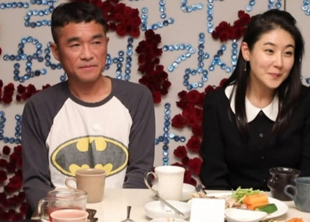 不过,今年10月底金健模与38岁美女钢琴家张智妍注册结婚,本该是迎来