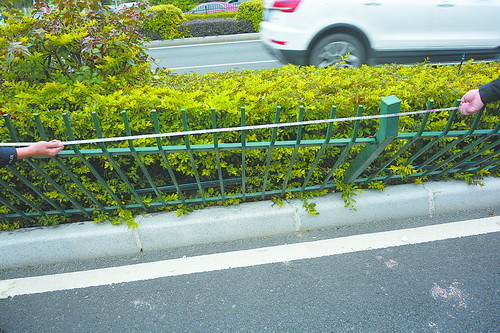 小伙子横穿马路乘车毁坏护栏,骑车人撞上当场身亡