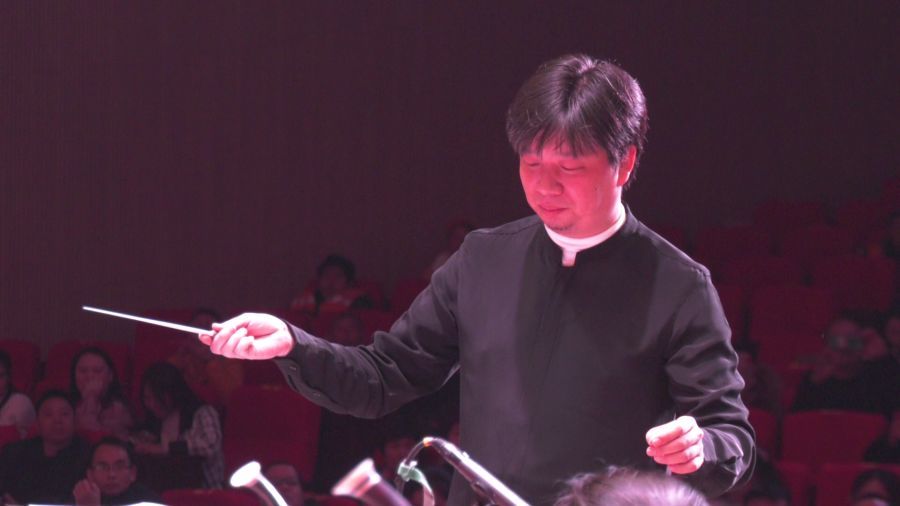 指挥 袁贝中央民族乐团演出在一曲婉转动听的河北民歌《编花篮》中拉