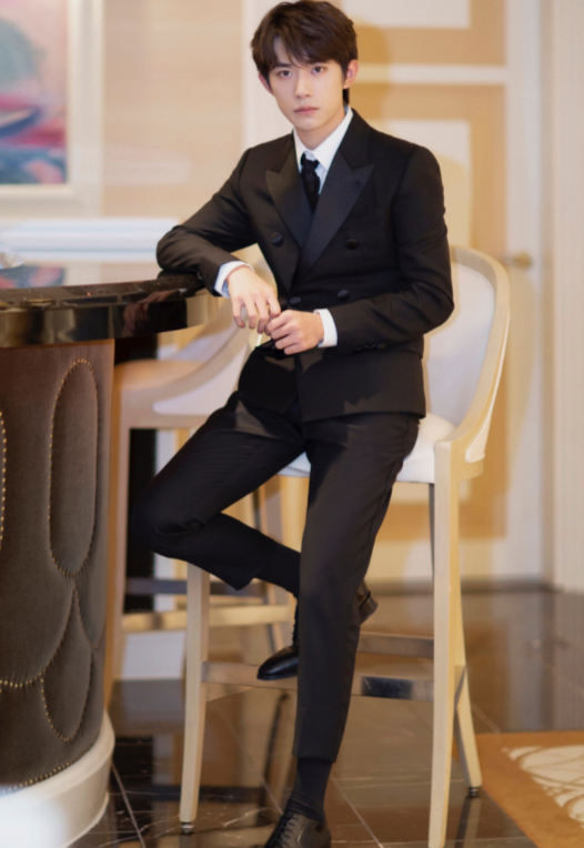 有一种站姿叫易烊千玺,不管旁边是不是女性,就是要把手放起来