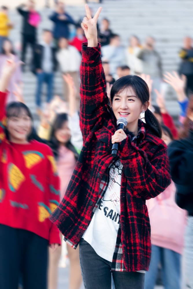 谢娜可真会穿,hold住红黑格纹衬衫,配双马尾少女感十足