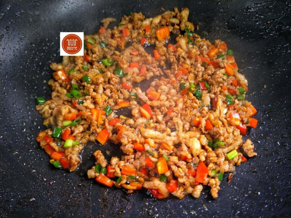 7,将炒熟的肉末铺上,再入蒸锅2蒸分钟,即可,此菜颜色鲜亮味道十足.