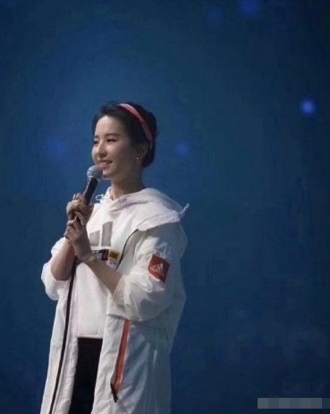刘亦菲活动生图曝光，脸蛋白里透红状态极佳，网友：不愧是天仙（组图） - 2