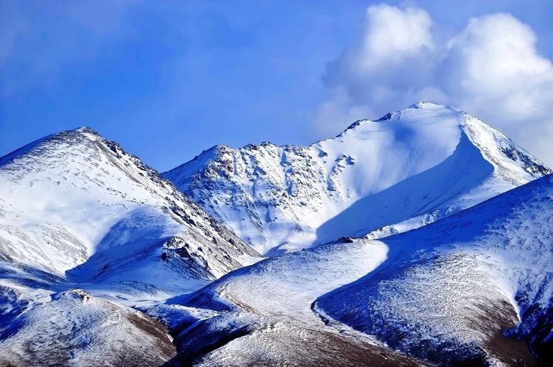 真正体会到美丽的风景在路上，新疆的雪山不输给西