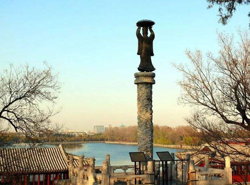 目睹了唐朝衰落的李贺心里充满悲郁,这首《金铜仙人辞汉歌》就反映了