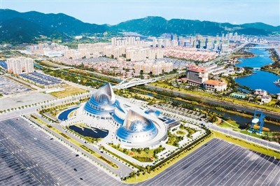 图为浙江宁波港口风光。蒋晓东摄（人民图片）