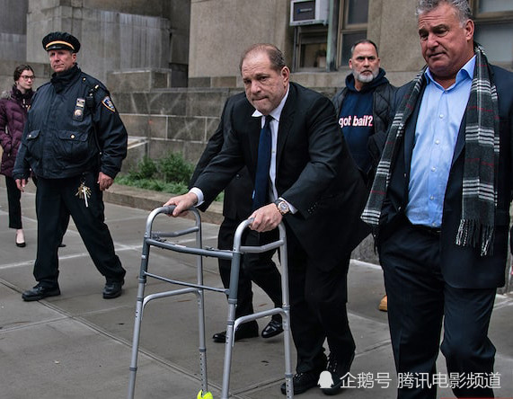 好莱坞大亨陷性丑闻后用钱摆平