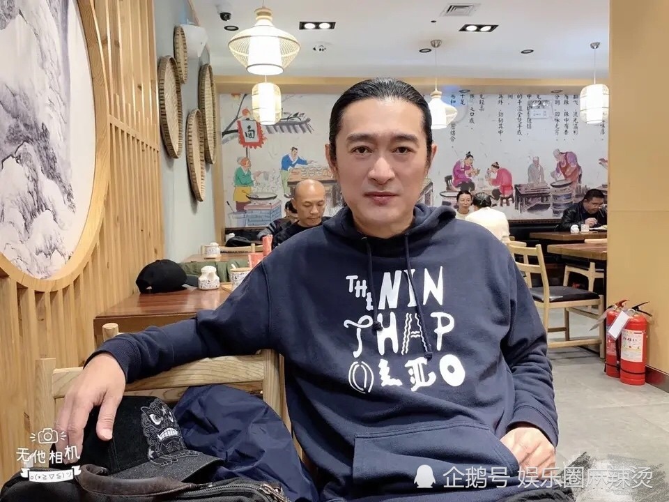 歌手黄安近照曝光,气质风流倜傥身材没走样,刚刚度过58岁生日