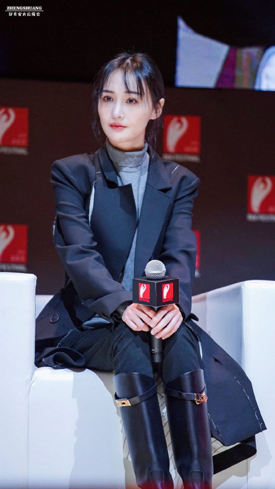 郑爽变化真大,高领毛衣配西装,"小仙女"秒变"女总裁"