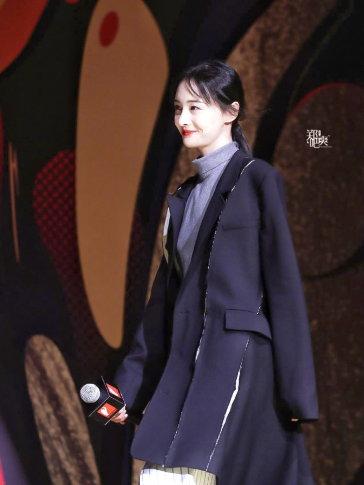 郑爽变化真大,高领毛衣配西装,"小仙女"秒变"女总裁"