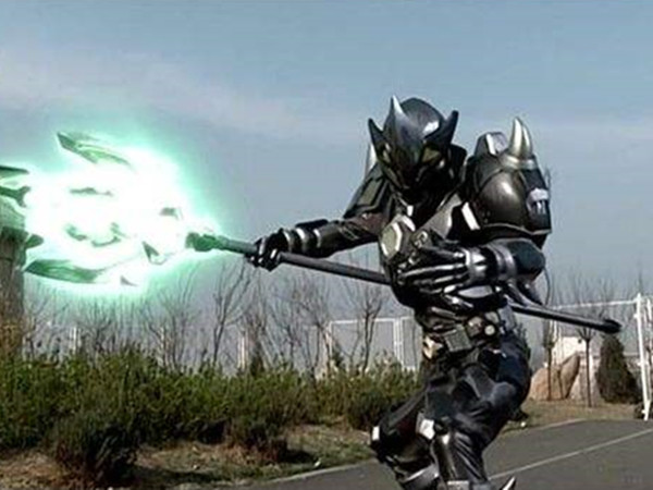 有种"整容"叫《铠甲勇士》黑犀侠,如今与美队同框,身材颜值完全不输