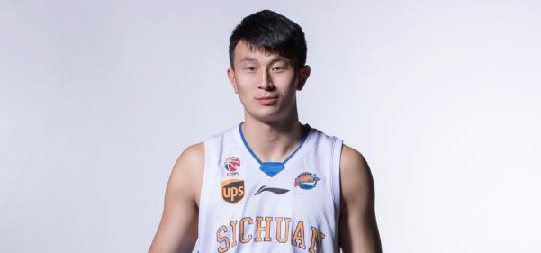 这场比赛,四川队球员左朕年出场23分钟,5投2中只得到7分3个篮板,却
