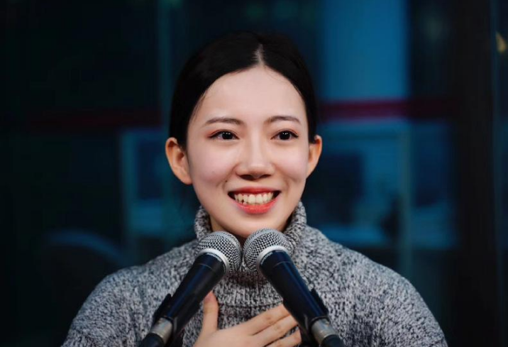 "不倒翁小姐姐"冯佳晨,穿上唐装娇羞妩媚,卸下唐装青春靓丽