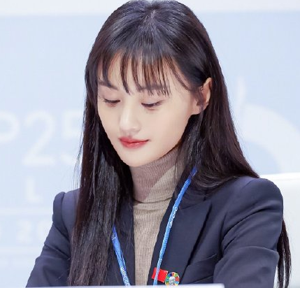 郑爽"联合国证件照"太绝了!擦掉口红洗掉妆容,依旧美得像精修