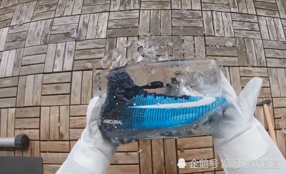 世界上最酷的鞋子,竟冻在冰块里?网友:真会玩