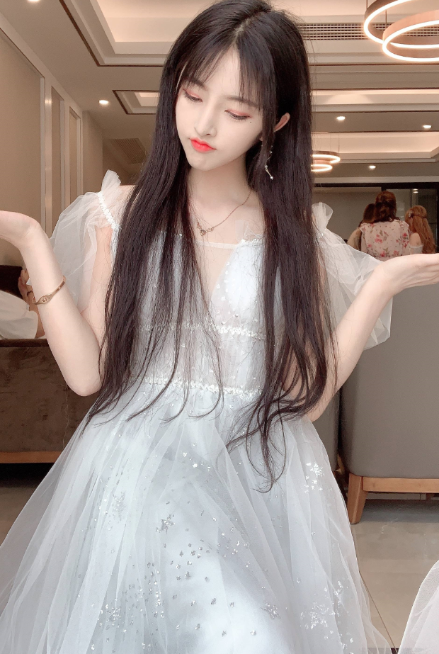 次惑小仙女重穿婚纱,亮闪闪的星星点缀蓬蓬的纱裙,怕是找到了良人?