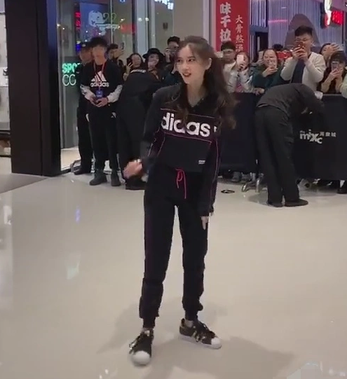 baby穿平底鞋出席活动,路人镜头下暴露真实腿型:身高有168cm?