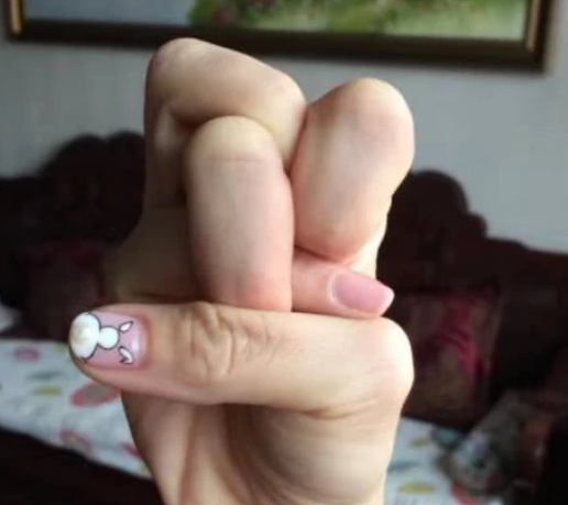 经常掰手指"咔咔响"是好是坏?医生:符合3个条件,就不是坏事!