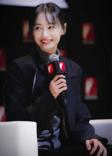 郑爽去联合国演讲被要求淡妆出镜,当镜头对准鼻子,网友:真实的28岁!