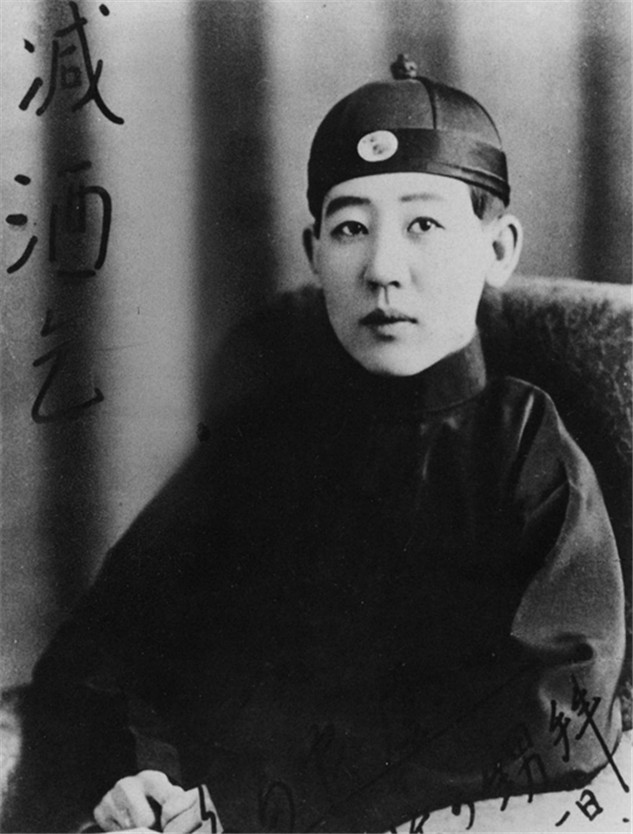 男装女谍川岛芳子照片旗袍下的柔情也掩藏不了军装下的冷酷