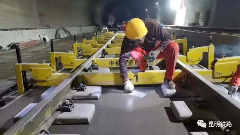 中老昆万铁路玉磨段月牙田隧道开始无砟道床施工