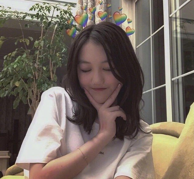 13岁李嫣黑卷发配红唇魔鬼身材太成熟罕见晒正脸眼神有杀气太像王菲