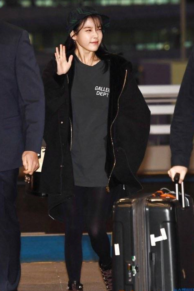 iu一改往常清纯形象,穿中毒黑丝勒成一条缝,这腿我看崩溃了!