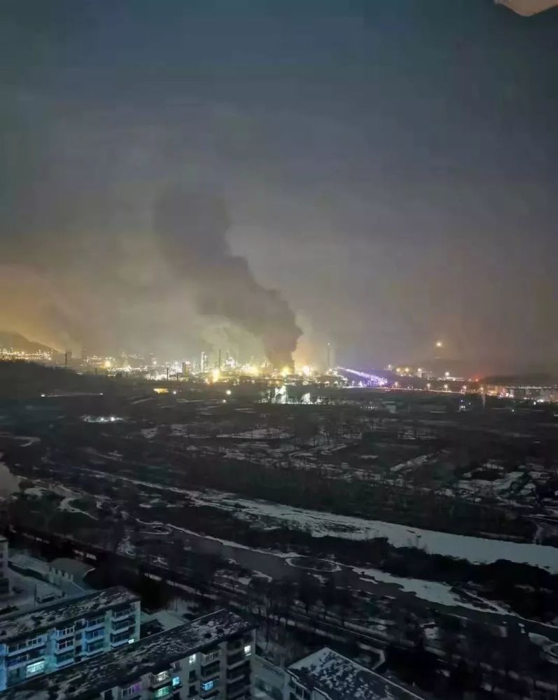 辽宁抚顺石油二厂突发大火,消防员强攻"火云"扑救