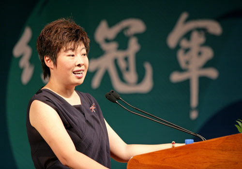 于丹跌落神坛:英国闹剧让形象崩塌,北大讲台被嘘,专家:不够格